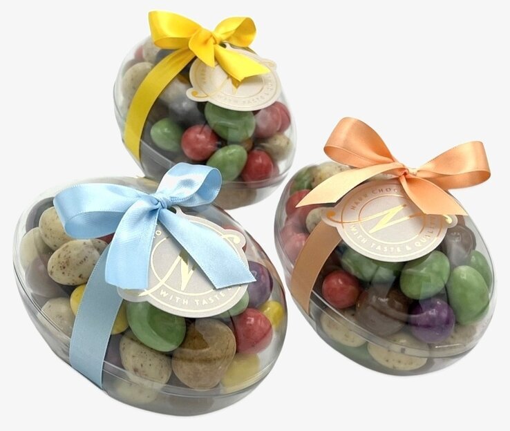 Foto av färgglada plastägg fyllda med chokladkulor