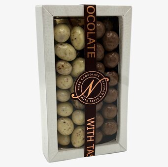 Bild av elegant förpackning med chokladöverdragna nötter