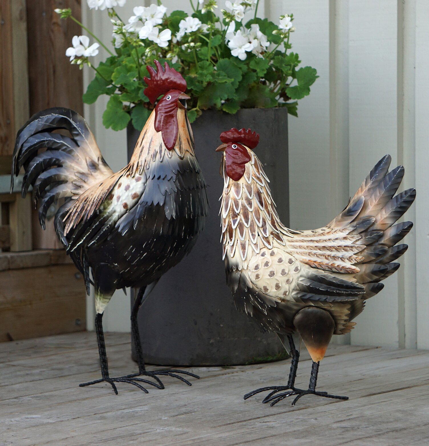 Höna Metall Beige/Brun från A Lot Decoration på träveranda