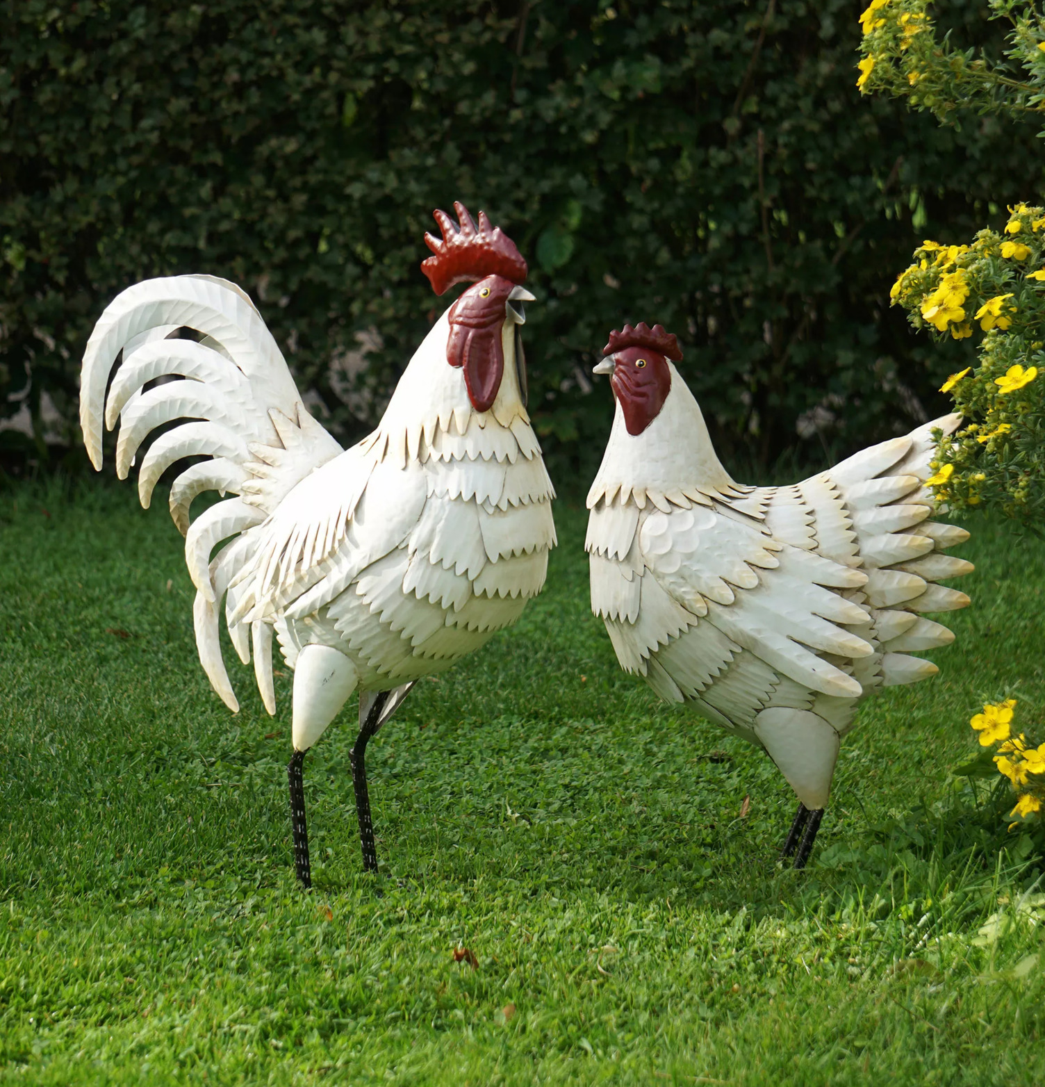 Höna Metall Creme från A Lot Decoration i trädgårdsmiljö