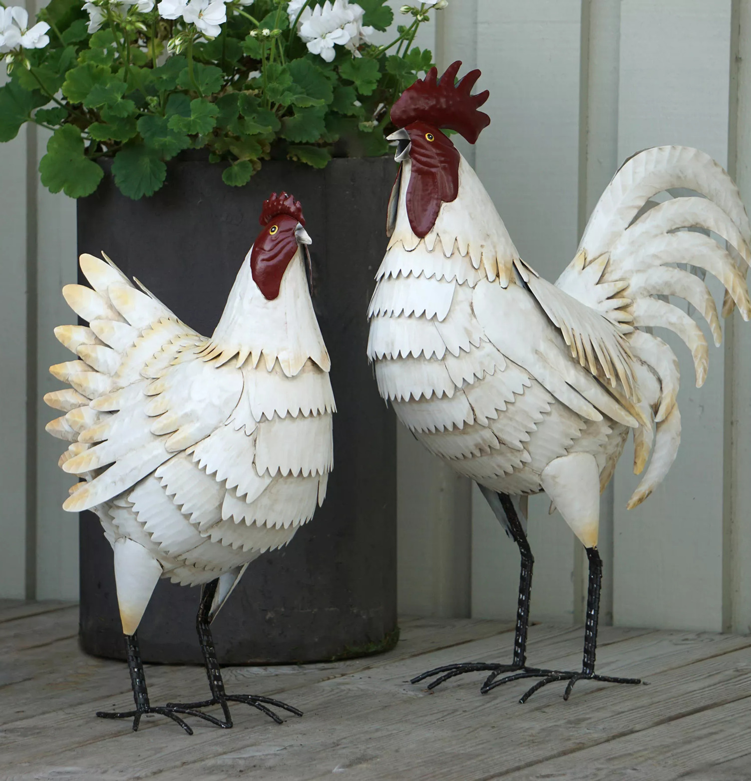 Höna Metall Creme från A Lot Decoration i trädgårdsmiljö