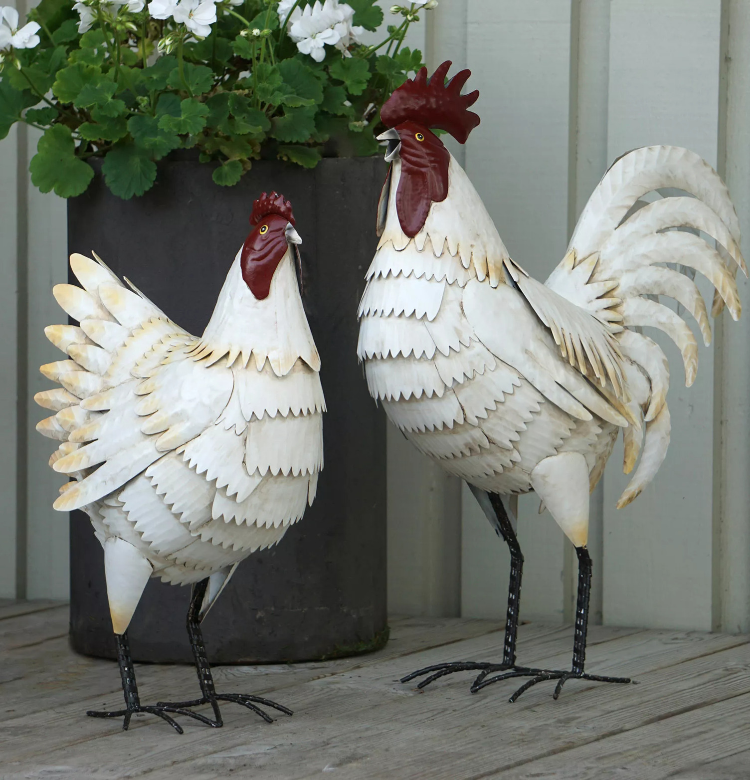 Tupp Metall Creme från A Lot Decoration på träterrass