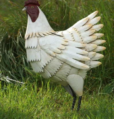 Höna Metall Creme från A Lot Decoration i trädgårdsmiljö