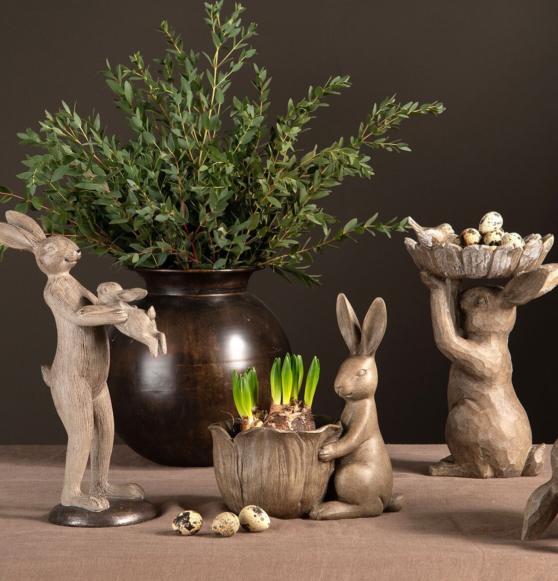 Sittande Hare med Skål Poly från A Lot Decoration i fokus