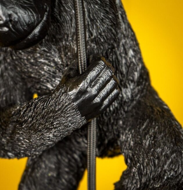 Taklampa Chip Svart från Werner Voss mot gul bakgrund