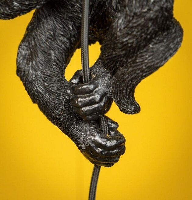 Taklampa Chip Svart av Werner Voss med klättrande apa