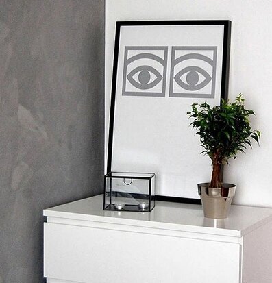 Ögon Cacao Silver affisch av Olle Eksell i modern inredning