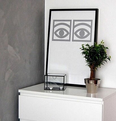 Ögon Cacao Silver affisch av Olle Eksell i modern inredning