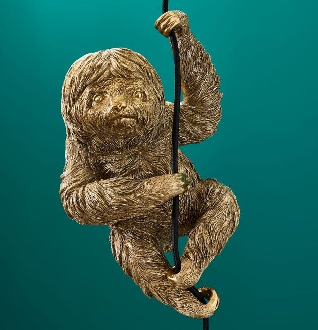 Taklampa Sloth Flash Guld från Werner Voss mot turkos bakgrund