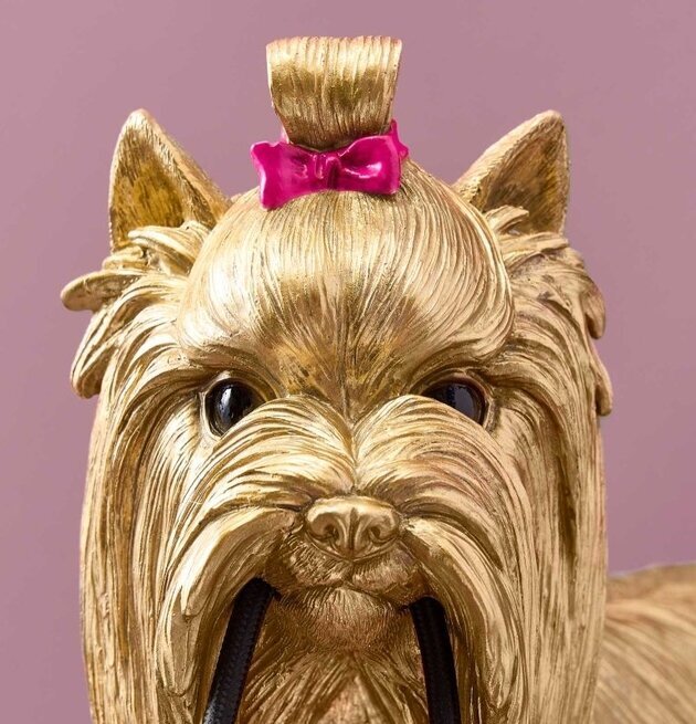 Bordslampa Daisy Guld från Werner Voss med hundskulptur