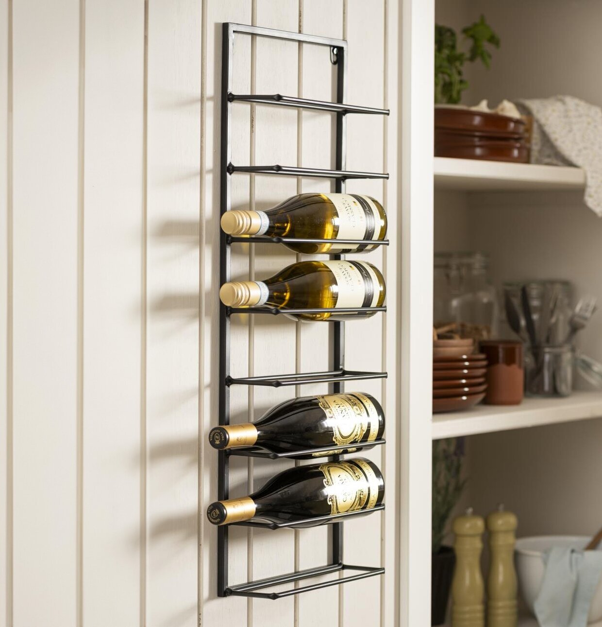 IB Laursen Vinställ Vägg Svart monterat på vit panelvägg