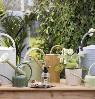 Vattenkanna Clay 2.7 Liter från IB Laursen i trädgårdsmiljö