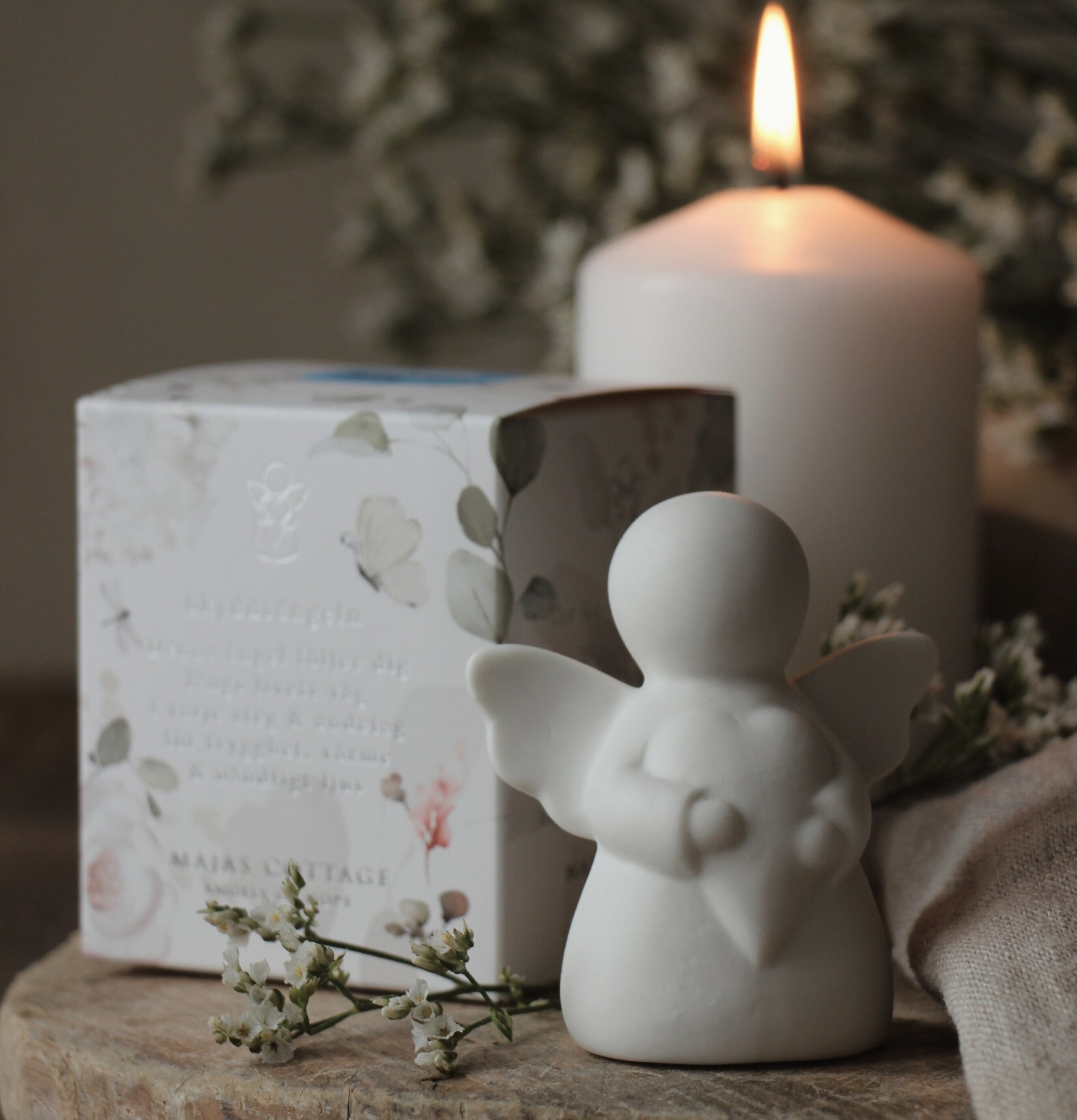 Skyddsängeln Inkl Gåvobox från Majas Cottage med blommor