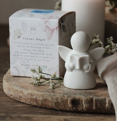 Lärans Ängel Inkl Gåvobox från Majas Cottage i lugn miljö