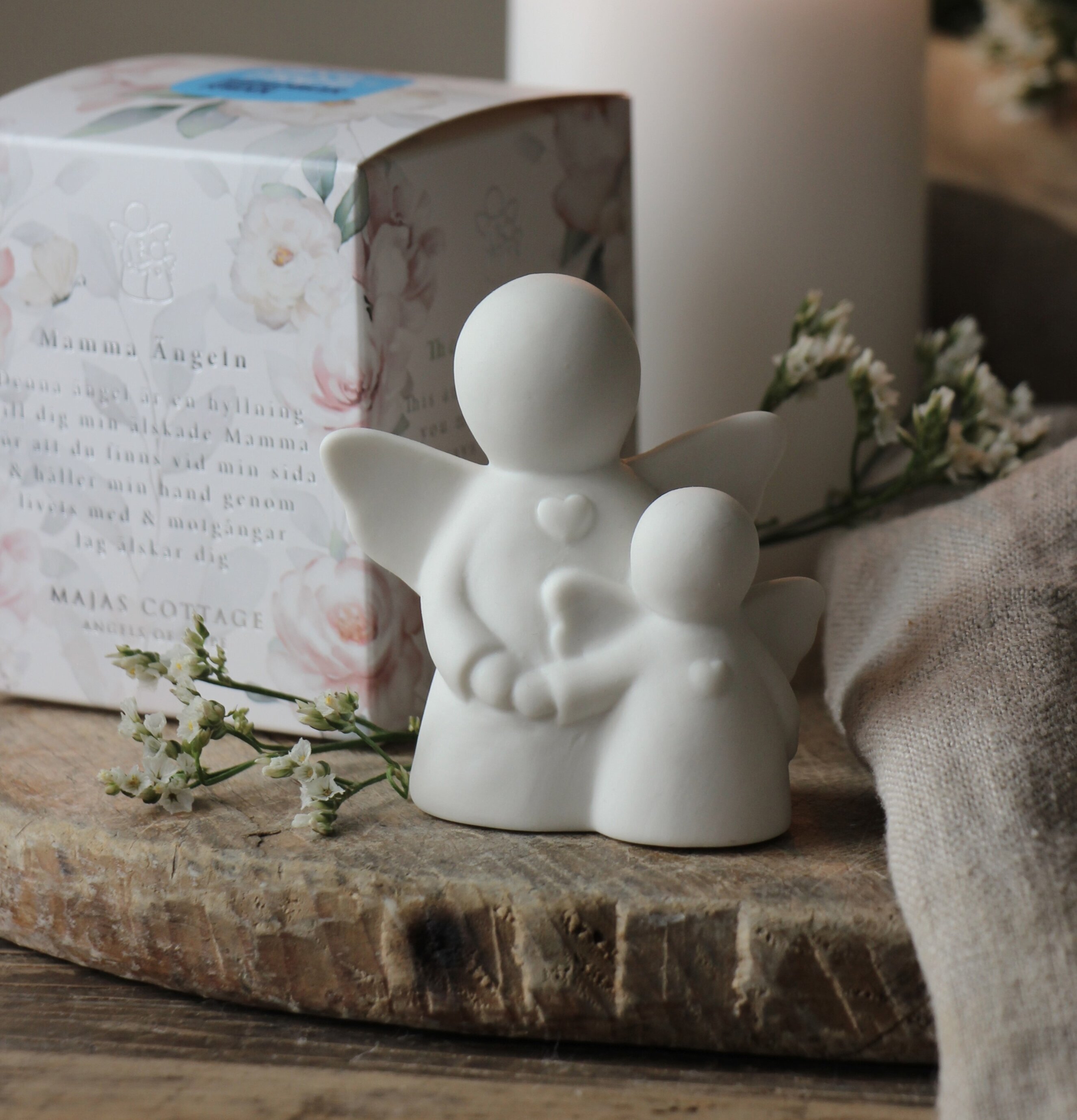 Mamma Ängeln Inkl Gåvobox från Majas Cottage på träbord