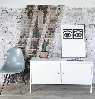 Ögon Cacao Svart poster från Olle Eksell på tegelvägg