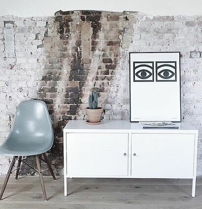 Ögon Cacao Svart poster från Olle Eksell på tegelvägg