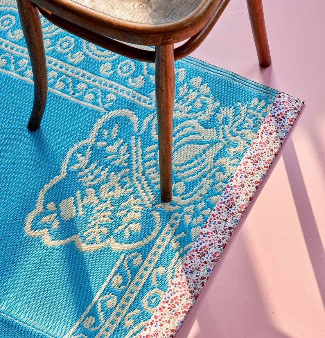 Plastmatta Blå/Elfenbensvit från Rice med blommönster