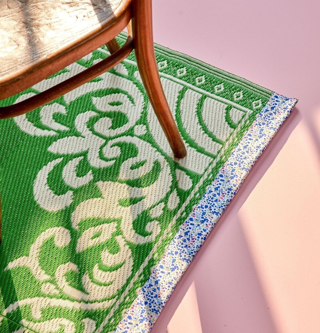 Plastmatta Grön/Elfenbensvit från Rice under trästol