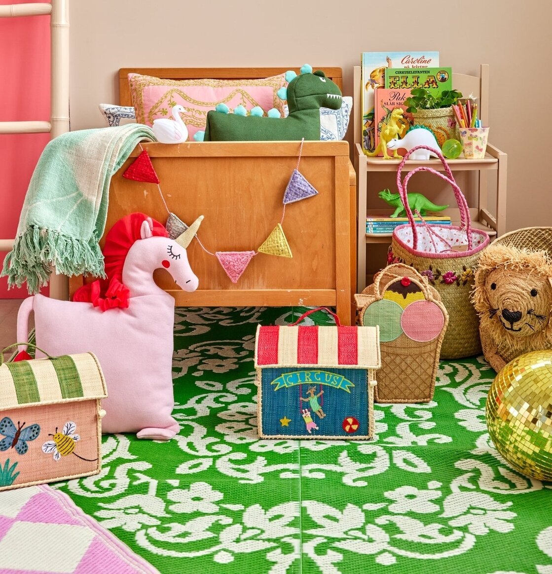 Plastmatta Grön/Elfenbensvit från Rice i färgglatt barnrum