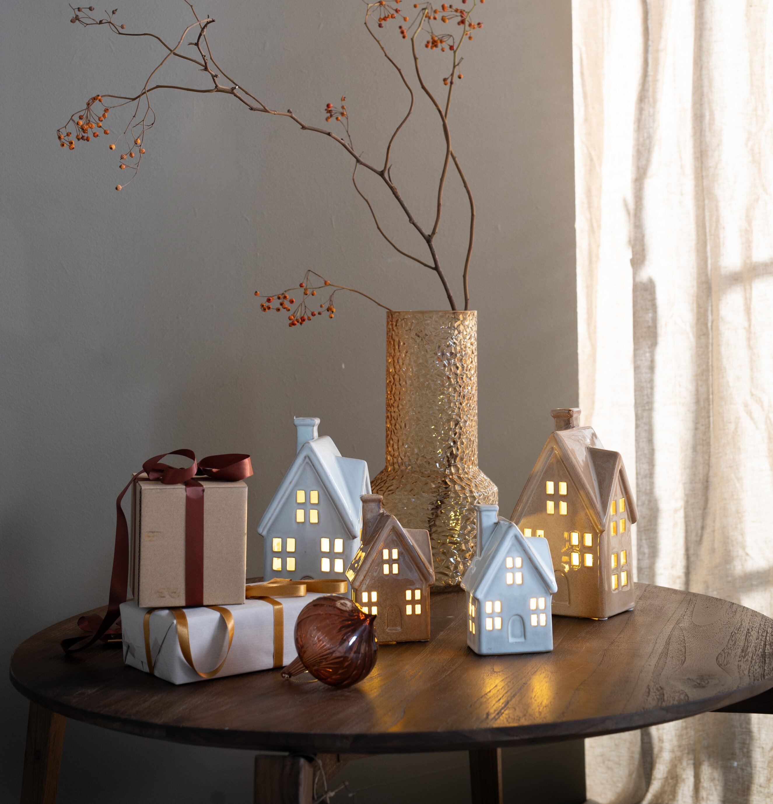 Ljushus LED Offwhite Set/2 från Wikholm Form på mörkt bord