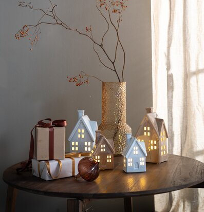 Ljushus LED Offwhite Set/2 från Wikholm Form på mörkt bord