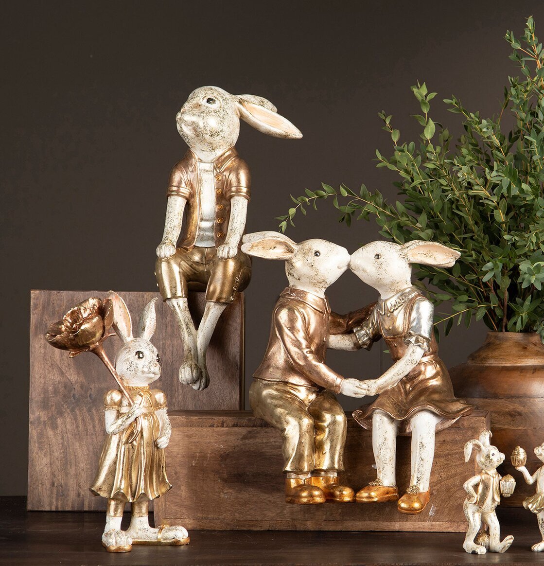 Kanin Sittande Poly från A Lot Decoration i elegant klädsel