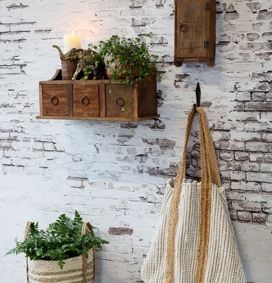 Hylla Grimaud Natur från Chic Antique på vit tegelvägg