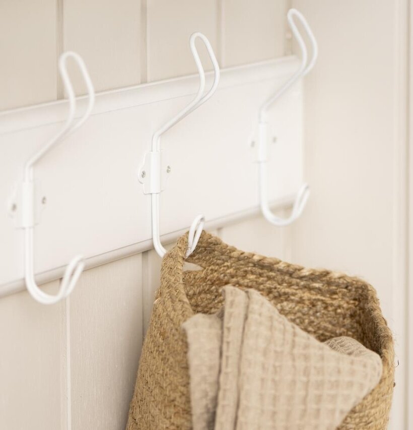 Klädhängare 3 Krokar Vit från IB Laursen på ljus vägg