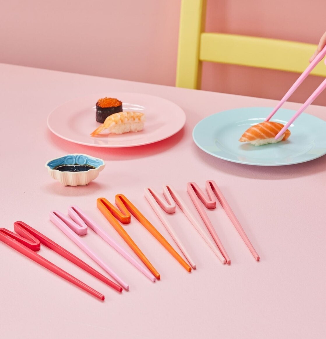 Ätpinnar Röd/Rosa från Rice på ett pastellrosa bord