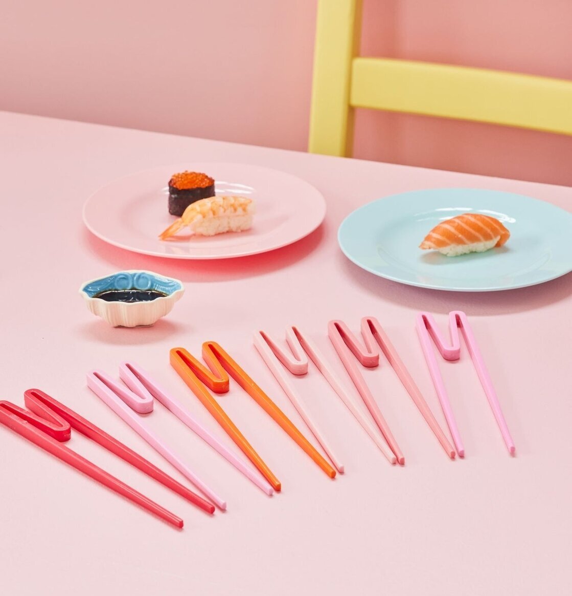 Ätpinnar Röd/Rosa från Rice på rosa bord med sushi