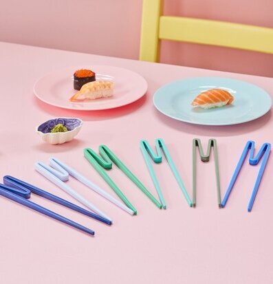 Ätpinnar Blå/Grön från Rice med sushi på ett rosa bord