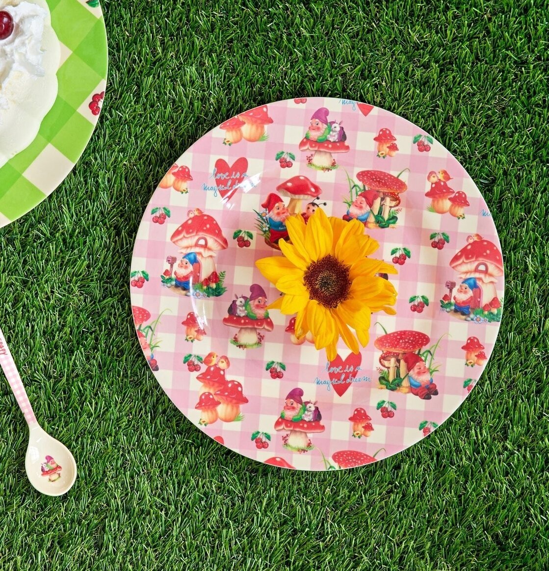 Tallrik Love Therapy Gnome Print från Rice på konstgräs