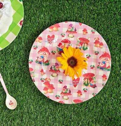 Tallrik Love Therapy Gnome Print från Rice på konstgräs