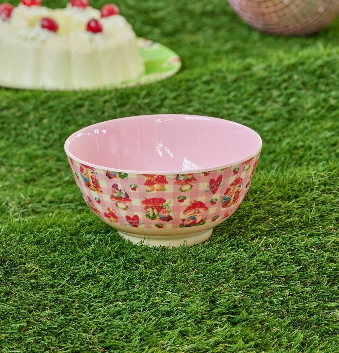 Skål Love Therapy Gnome Print från Rice på grön konstgräs