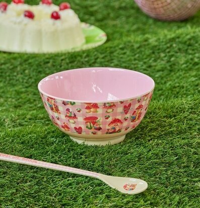 Skål Love Therapy Gnome Print från Rice på gräsig yta