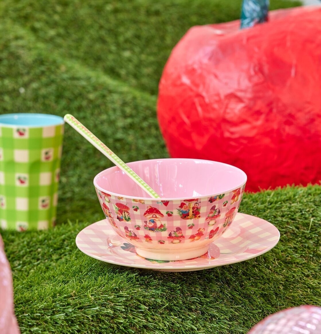 Skål Love Therapy Gnome Print från Rice på gräsliknande yta