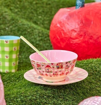 Skål Love Therapy Gnome Print från Rice på gräsliknande yta