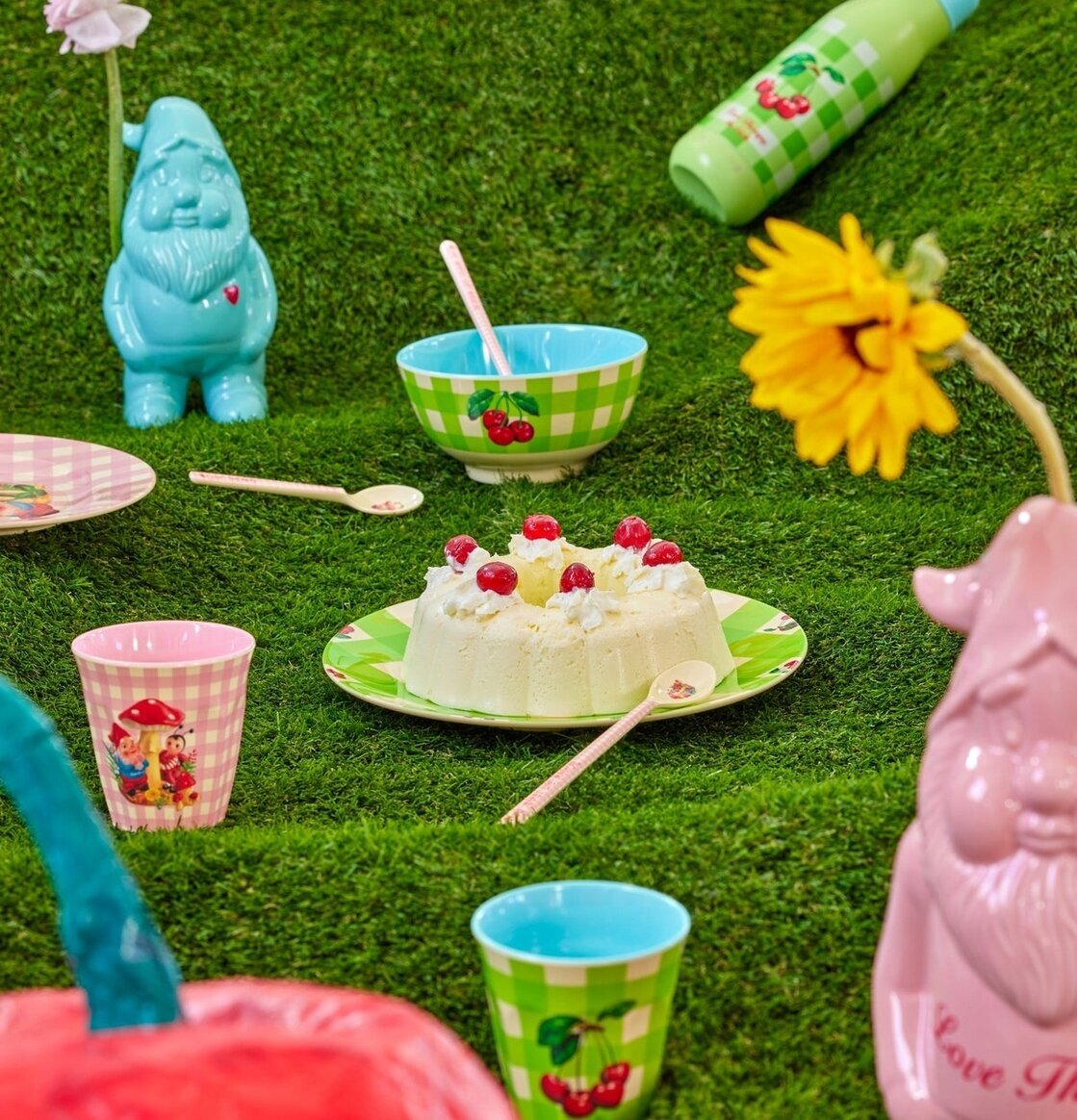 Tallrik Love Therapy Cherry Print från Rice på gräsmatta