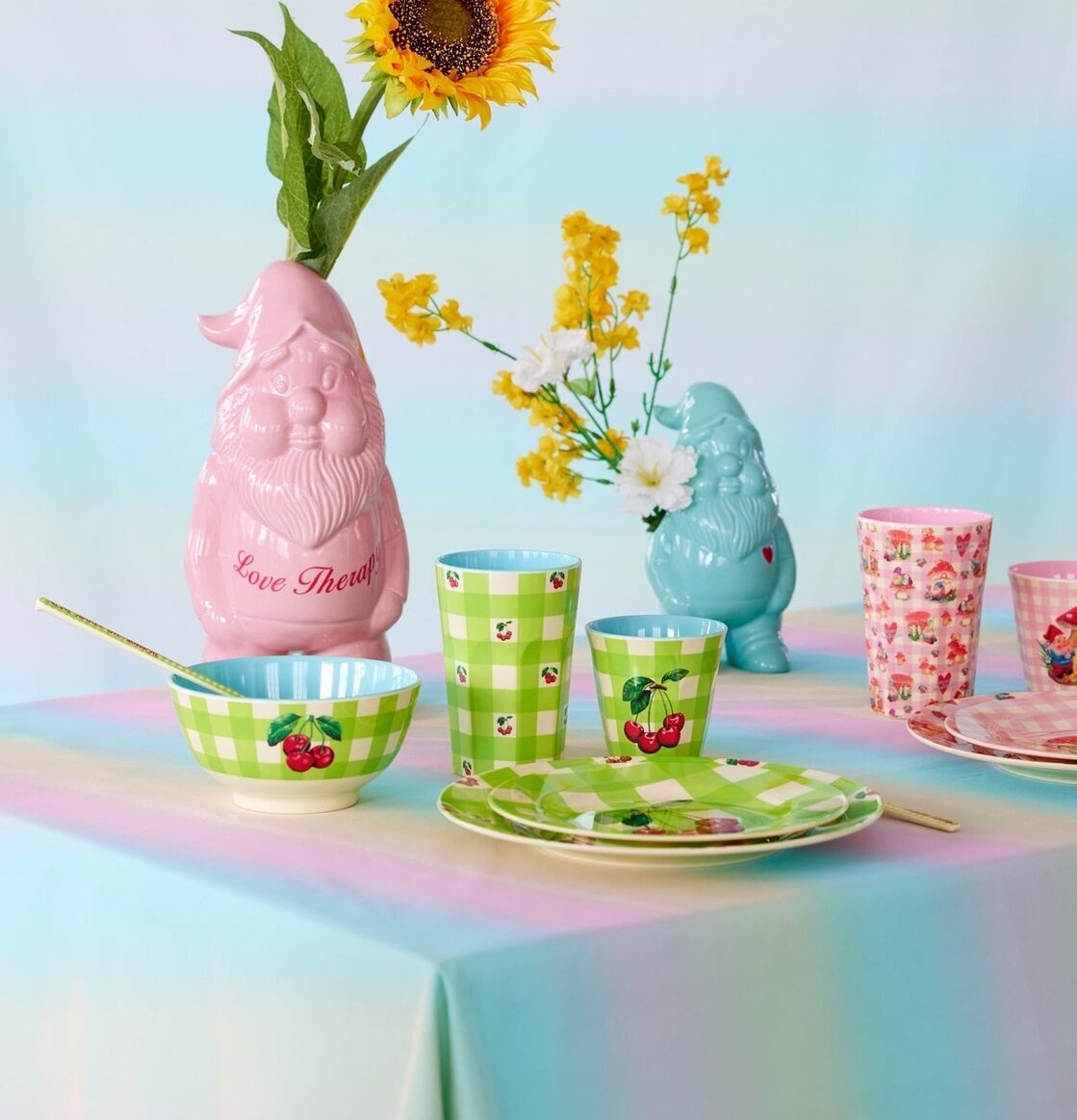 Mugg Latte Love Therapy Cherry Print från Rice på bord