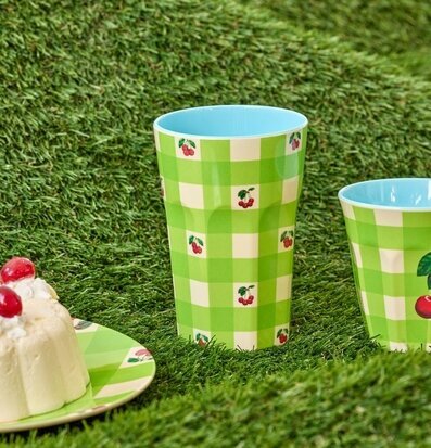 Foto av livfull mugg med körsbärsmönster och gräsmatta