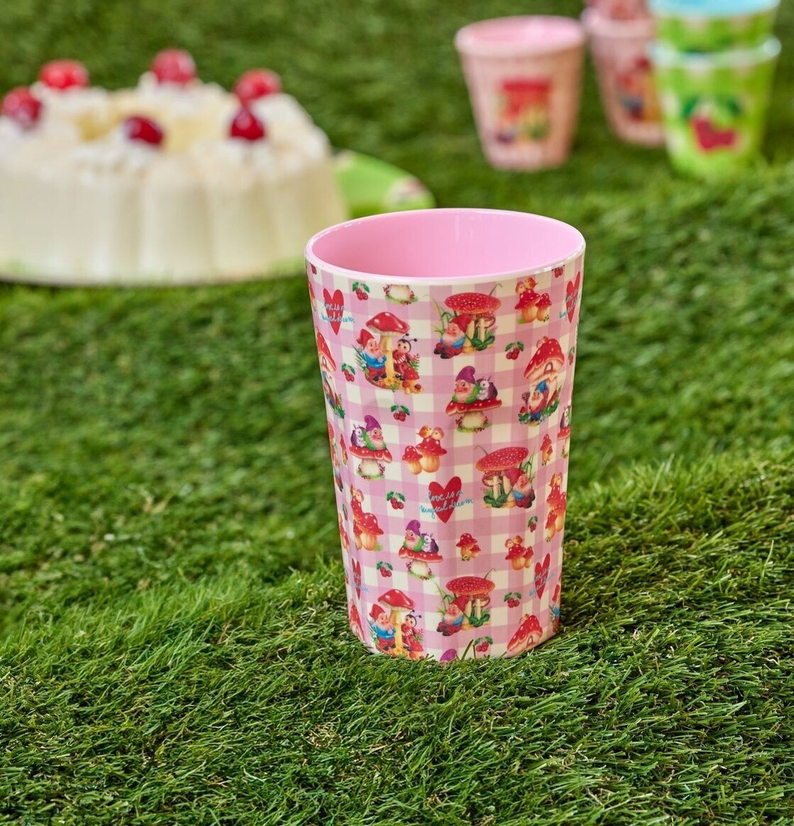 Bild av färgglad mugg med tomtemotiv och rosa insida