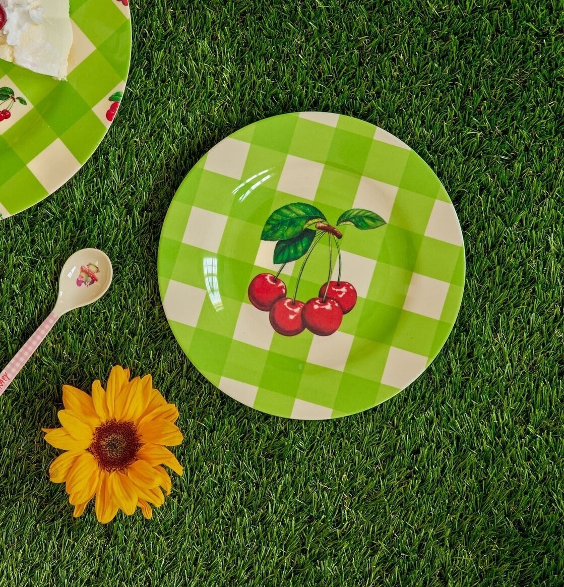 Assiett Love Therapy Cherry Print från Rice på konstgräsmatta