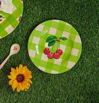 Assiett Love Therapy Cherry Print från Rice på konstgräsmatta