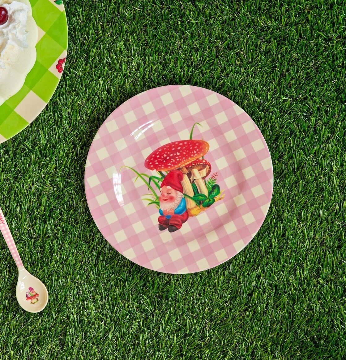 Assiett Love Therapy Gnome Print från Rice på konstgräsmatta