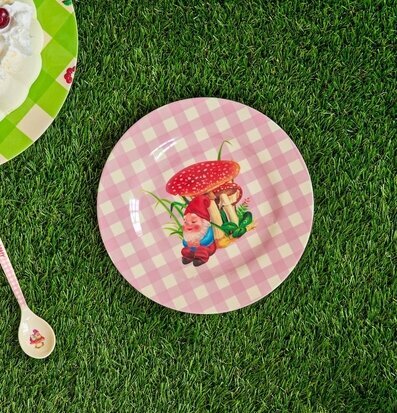 Assiett Love Therapy Gnome Print från Rice på konstgräsmatta