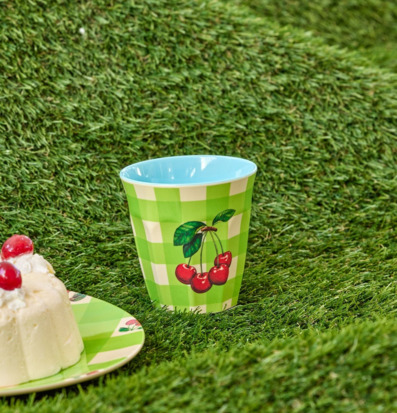 Bild av färgglad mugg och tallrik med körsbärsmotiv