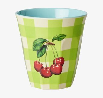 Bild av livfull mugg med körsbärsmönster och färgkontrast