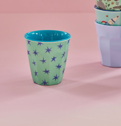 Bild av färggrann mugg med stjärnmönster och turkos insida