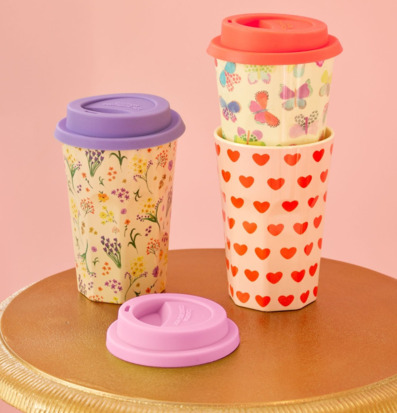 Bild av färgglada koppar med silikonlock i vårstil